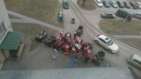 Фотофакт: Деды Морозы на квадроциклах катаются по Барановичам