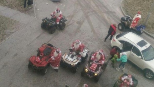 Фотофакт: Деды Морозы на квадроциклах катаются по Барановичам