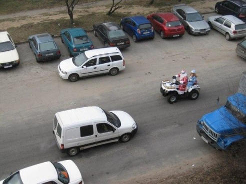 Фотофакт: Деды Морозы на квадроциклах катаются по Барановичам