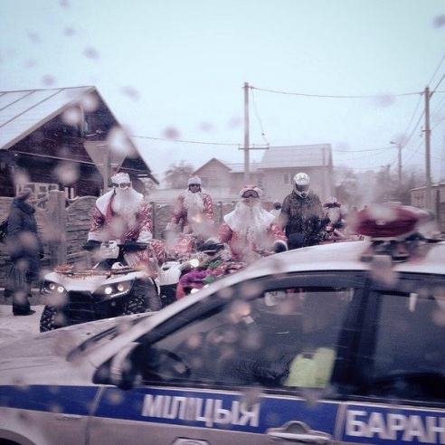 Фотофакт: Деды Морозы на квадроциклах катаются по Барановичам