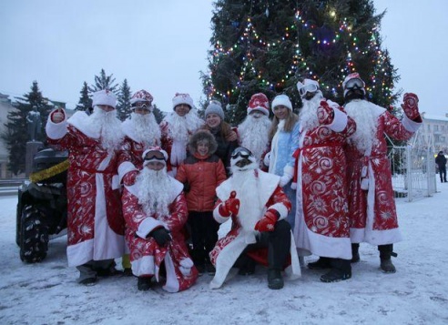 Фотофакт: Деды Морозы на квадроциклах катаются по Барановичам
