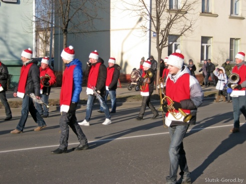 Шествие Дедов морозов 2014 в Слуцке и праздничный концерт. Фото