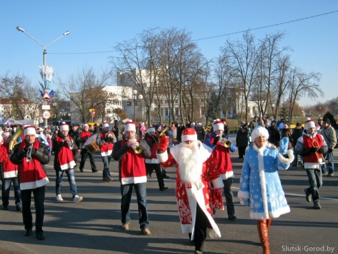 Шествие Дедов морозов 2014 в Слуцке и праздничный концерт. Фото