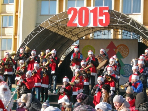 Шествие Дедов морозов 2014 в Слуцке и праздничный концерт. Фото