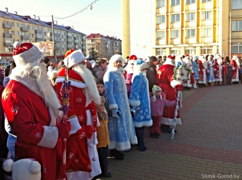 Шествие Дедов морозов 2014 в Слуцке и праздничный концерт. Фото