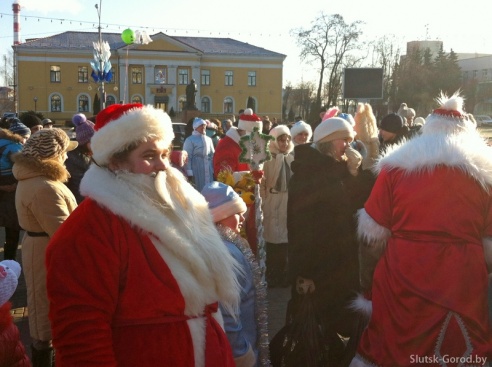 Шествие Дедов морозов 2014 в Слуцке и праздничный концерт. Фото