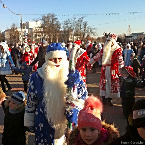 Шествие Дедов морозов 2014 в Слуцке и праздничный концерт. Фото