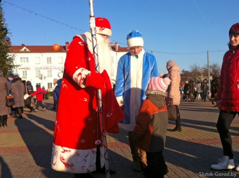 Шествие Дедов морозов 2014 в Слуцке и праздничный концерт. Фото
