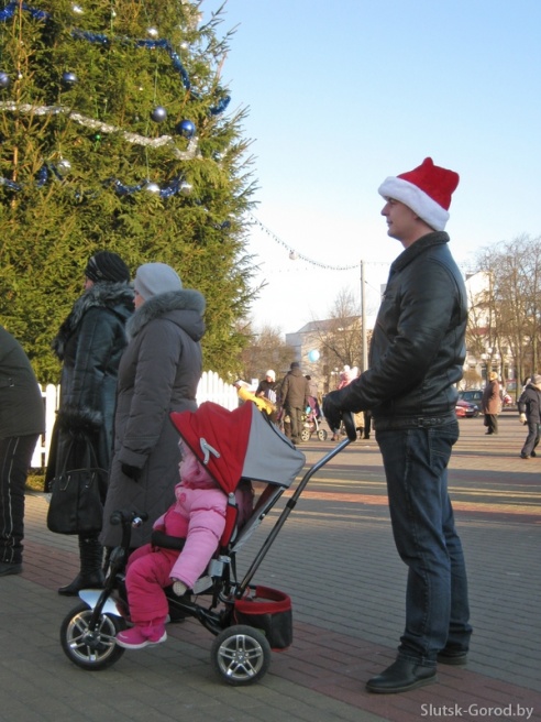 Шествие Дедов морозов 2014 в Слуцке и праздничный концерт. Фото
