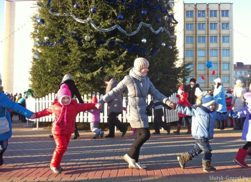 Шествие Дедов морозов 2014 в Слуцке и праздничный концерт. Фото