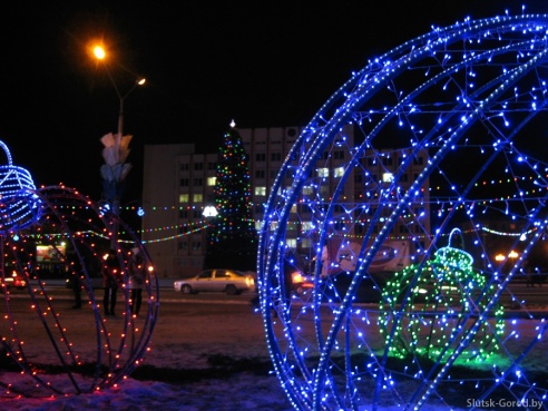 В Слуцке появились светящиеся шары