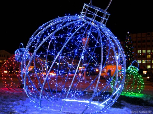 В Слуцке появились светящиеся шары