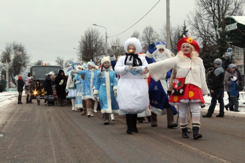 Парад Дедов Морозов в Лиозно: от беларусбанка до центральной площади
