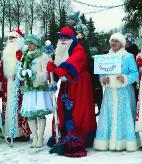Парад Дедов Морозов в Лиозно: от беларусбанка до центральной площади