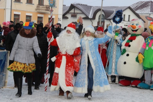 Фоторепортаж: в Ошмянах прошло шествие Дедов Морозов и Снегурочек