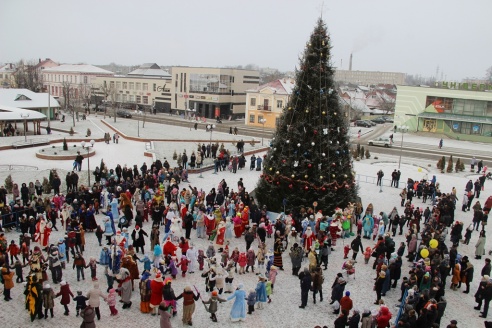 Фоторепортаж: в Ошмянах прошло шествие Дедов Морозов и Снегурочек