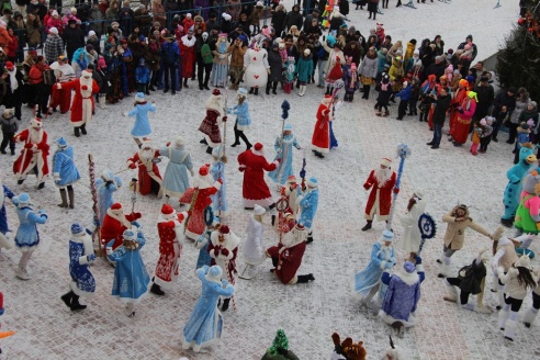 Фоторепортаж: в Ошмянах прошло шествие Дедов Морозов и Снегурочек