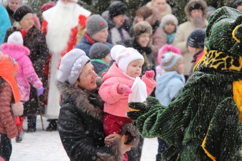 Фоторепортаж: в Ошмянах прошло шествие Дедов Морозов и Снегурочек