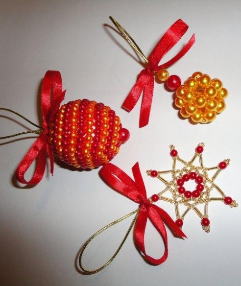 Жители Барановичей украшают елки имбирными пряниками, раритетными игрушками и фигурками из дерева