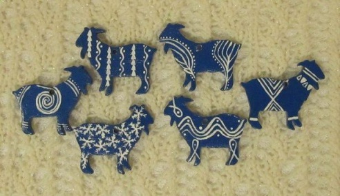 Жители Барановичей украшают елки имбирными пряниками, раритетными игрушками и фигурками из дерева