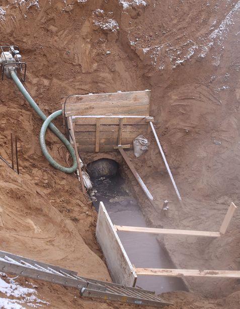 Работы по ликвидации аварии на канализационном коллекторе еще не закончены