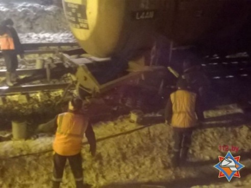 Под Молодечно сошел с рельс грузовой поезд с дизельным топливом
