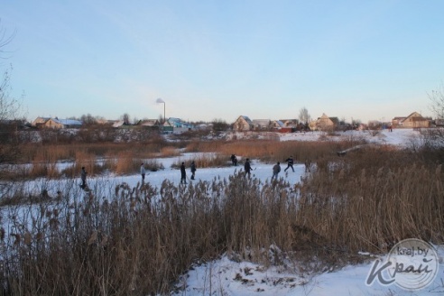 ФОТОФАКТ: Вилейчане играют в хоккей на водоеме возле школы №5