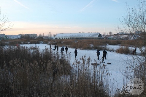 ФОТОФАКТ: Вилейчане играют в хоккей на водоеме возле школы №5