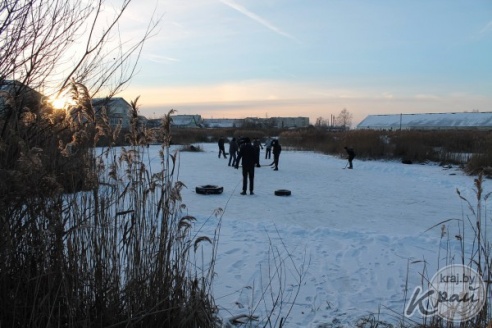 ФОТОФАКТ: Вилейчане играют в хоккей на водоеме возле школы №5