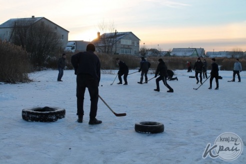 ФОТОФАКТ: Вилейчане играют в хоккей на водоеме возле школы №5