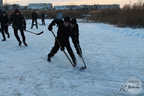 ФОТОФАКТ: Вилейчане играют в хоккей на водоеме возле школы №5