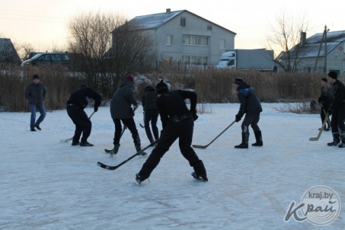ФОТОФАКТ: Вилейчане играют в хоккей на водоеме возле школы №5
