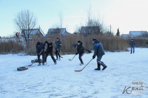 ФОТОФАКТ: Вилейчане играют в хоккей на водоеме возле школы №5