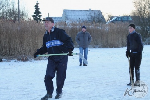 ФОТОФАКТ: Вилейчане играют в хоккей на водоеме возле школы №5