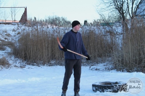 ФОТОФАКТ: Вилейчане играют в хоккей на водоеме возле школы №5