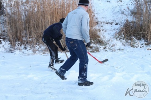 ФОТОФАКТ: Вилейчане играют в хоккей на водоеме возле школы №5