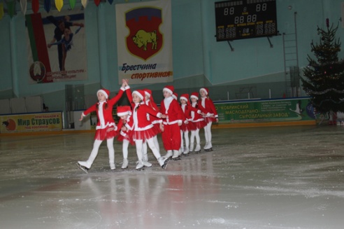 Новогоднее представление в Кобринской детско-юношеской спортивной школе по зимних видах спорта