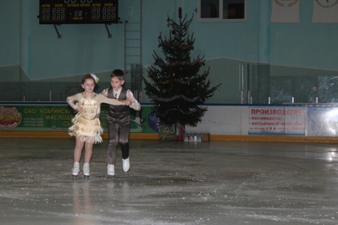Новогоднее представление в Кобринской детско-юношеской спортивной школе по зимних видах спорта