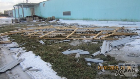 С овощехранилища в Любани Вилейского района ветер сорвал более 200 листов шифера (ФОТО)