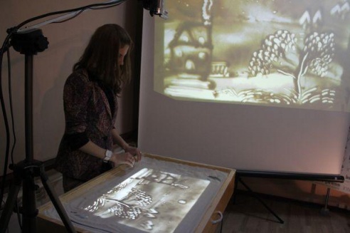 Кристина Канашова из Барановичей создает картины с помощью песка