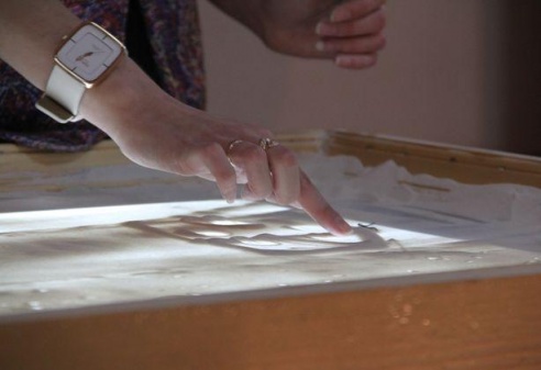 Кристина Канашова из Барановичей создает картины с помощью песка