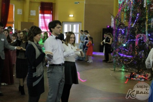 На православном молодежном балу в Глубоком танцевали польку-тройку и круговую джигу (ФОТО)