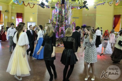 На православном молодежном балу в Глубоком танцевали польку-тройку и круговую джигу (ФОТО)