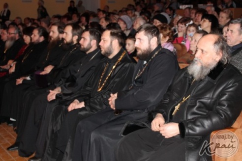 На концерте «Свет Рождества Христова» в Вилейке зажгли свечу памяти в честь протоиерея Симеона Матюха (ФОТО)