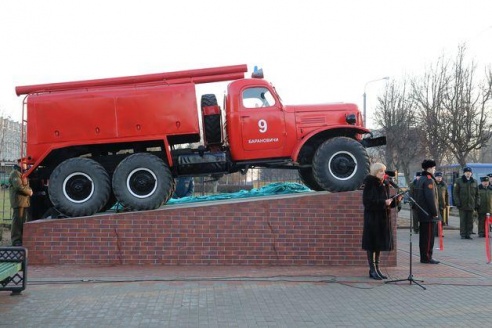 В Барановичах торжественно открыли памятный знак «Пожарный автомобиль»