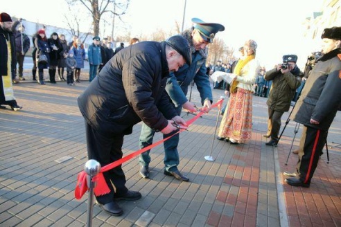 В Барановичах торжественно открыли памятный знак «Пожарный автомобиль»