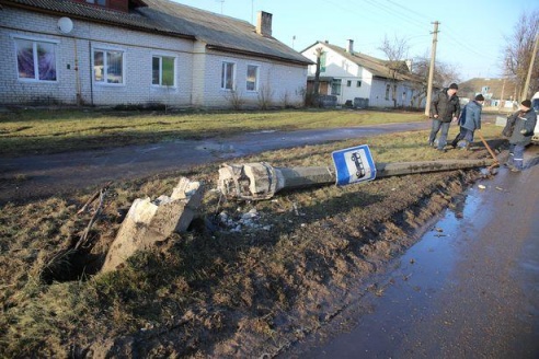 ФОТОФАКТ: В Барановичах в результате ДТП сломана бетонная опора уличного освещения