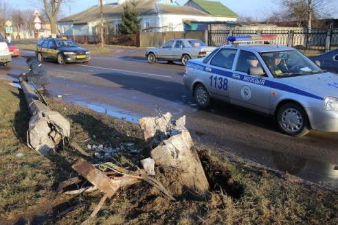 ФОТОФАКТ: В Барановичах в результате ДТП сломана бетонная опора уличного освещения