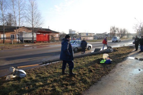 ФОТОФАКТ: В Барановичах в результате ДТП сломана бетонная опора уличного освещения
