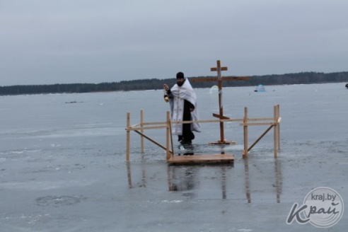 ФОТОРЕПОРТАЖ: Вилейчане окунулись в прорубь на Вилейском водохранилище